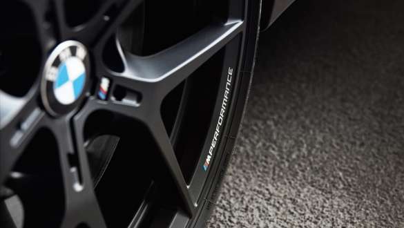 Jantele M Performance forjate V-spoke de 18”, tip 554 M, Jet Black mat ale BMW Seria 1 128ti F40, cu accesorii M Performance Imagine în prim plan cu jantele M Performance forjate V-spoke de 18”, tip 554 M, Jet Black mat ale BMW Seria 1 128ti F40, cu accesorii M Performance