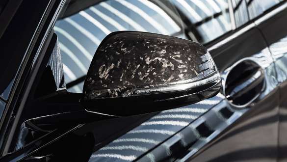 Capacele oglinzilor exterioare M Performance din fibră de carbon ale BMW Seria 1 128ti F40, cu accesorii M Performance Imagine în prim plan cu capacele oglinzilor exterioare M Performance din fibră de carbon ale BMW Seria 1 128ti F40, cu accesorii M Performance