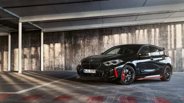 BMW Seria 1 128ti F40, cu accesorii BMW M Performance Imagine cu trei sferturi din partea frontală a BMW Seria 1 128ti F40, cu accesorii BMW M Performance