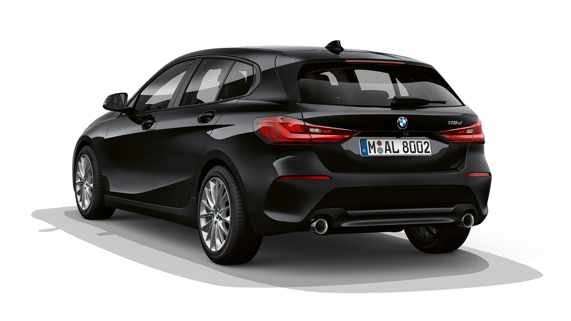 Imagine cu trei sferturi din partea spate a BMW Seria 1 Model Advantage. Imagine de studio cu trei sferturi din partea spate a BMW Seria 1 Model Advantage în negru.