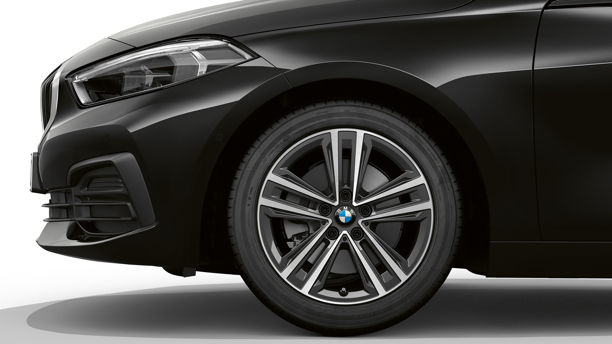 Jante din aliaj uşor de 16” Star-spoke, tip 517. Perspectivă din lateral cu partea frontală a BMW Seria 1 Model Advantage în negru, cu jante din aliaj uşor de 16” Star-spoke, tip 517.