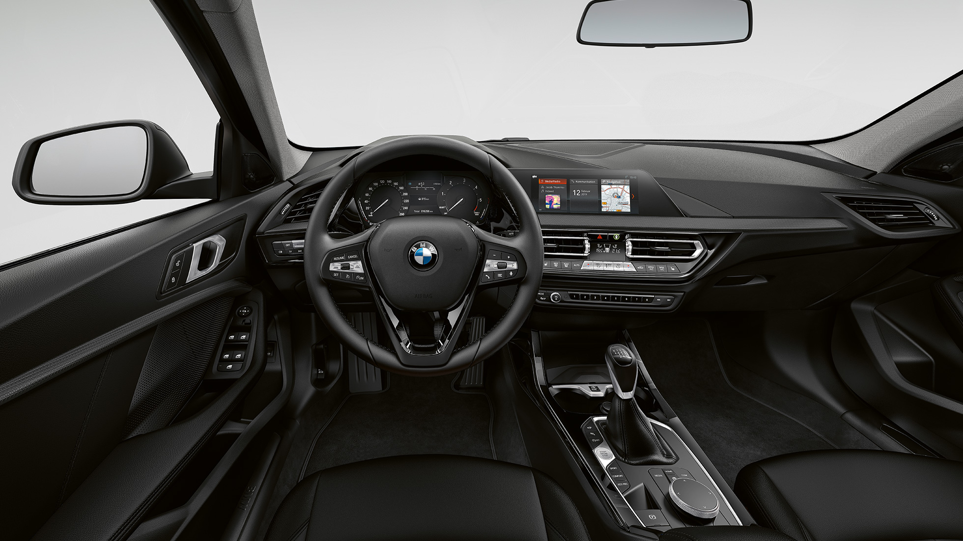 Volan îmbrăcat în piele. Imagine cu habitaclul BMW Seria 1 Model Advantage, cu volan îmbrăcat în piele.