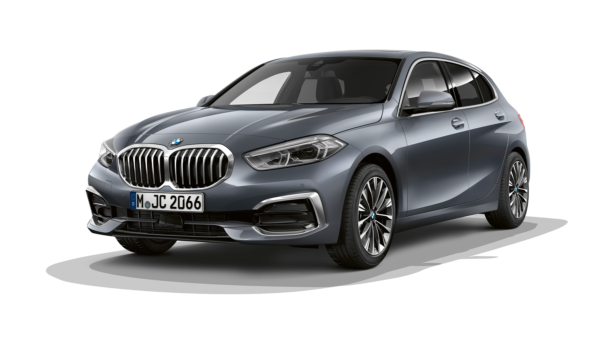 Imagine cu trei sferturi din partea frontală a BMW Seria 1 Model Luxury Line. Imagine de studio cu trei sferturi din partea frontală a BMW Seria 1 Model Luxury Line în Storm Bay metalizat.
