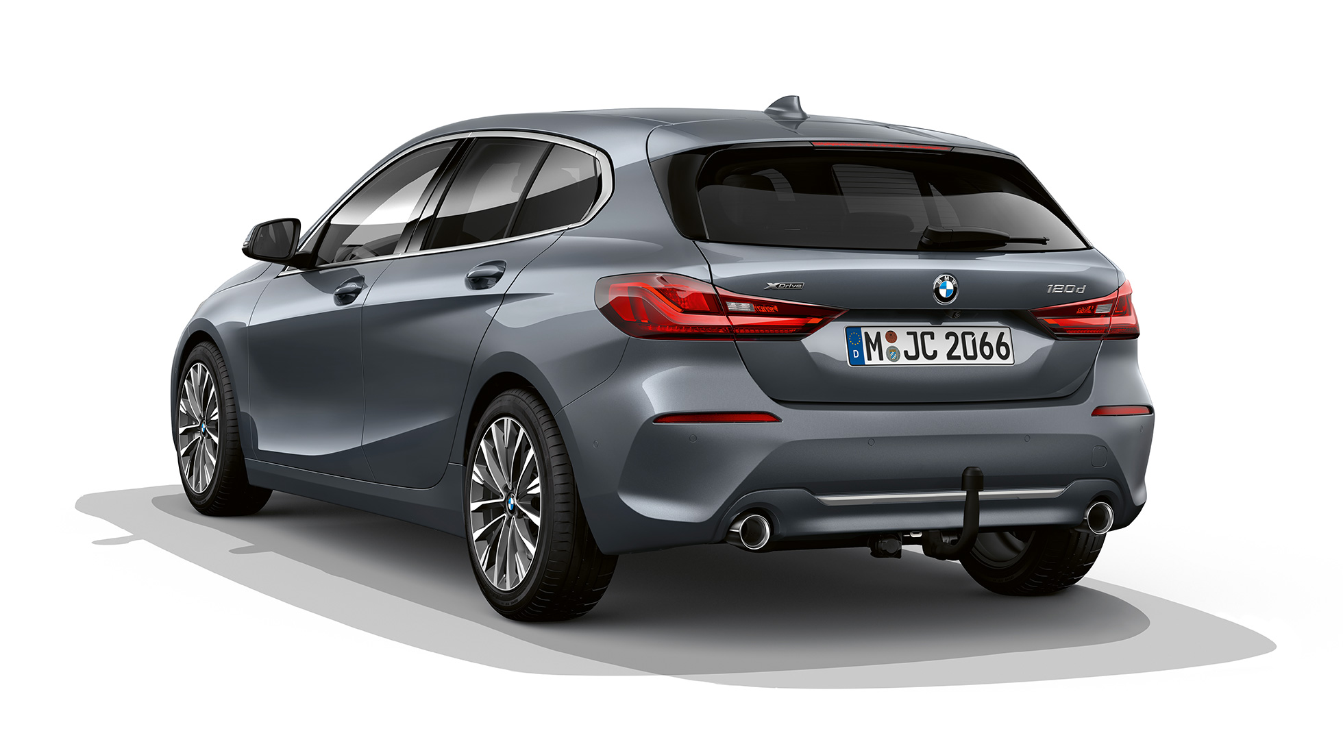 Imagine cu trei sferturi din partea spate a BMW Seria 1 Model Luxury Line. Imagine de studio cu trei sferturi din partea spate a BMW Seria 1 Model Luxury Line în Storm Bay metalizat.