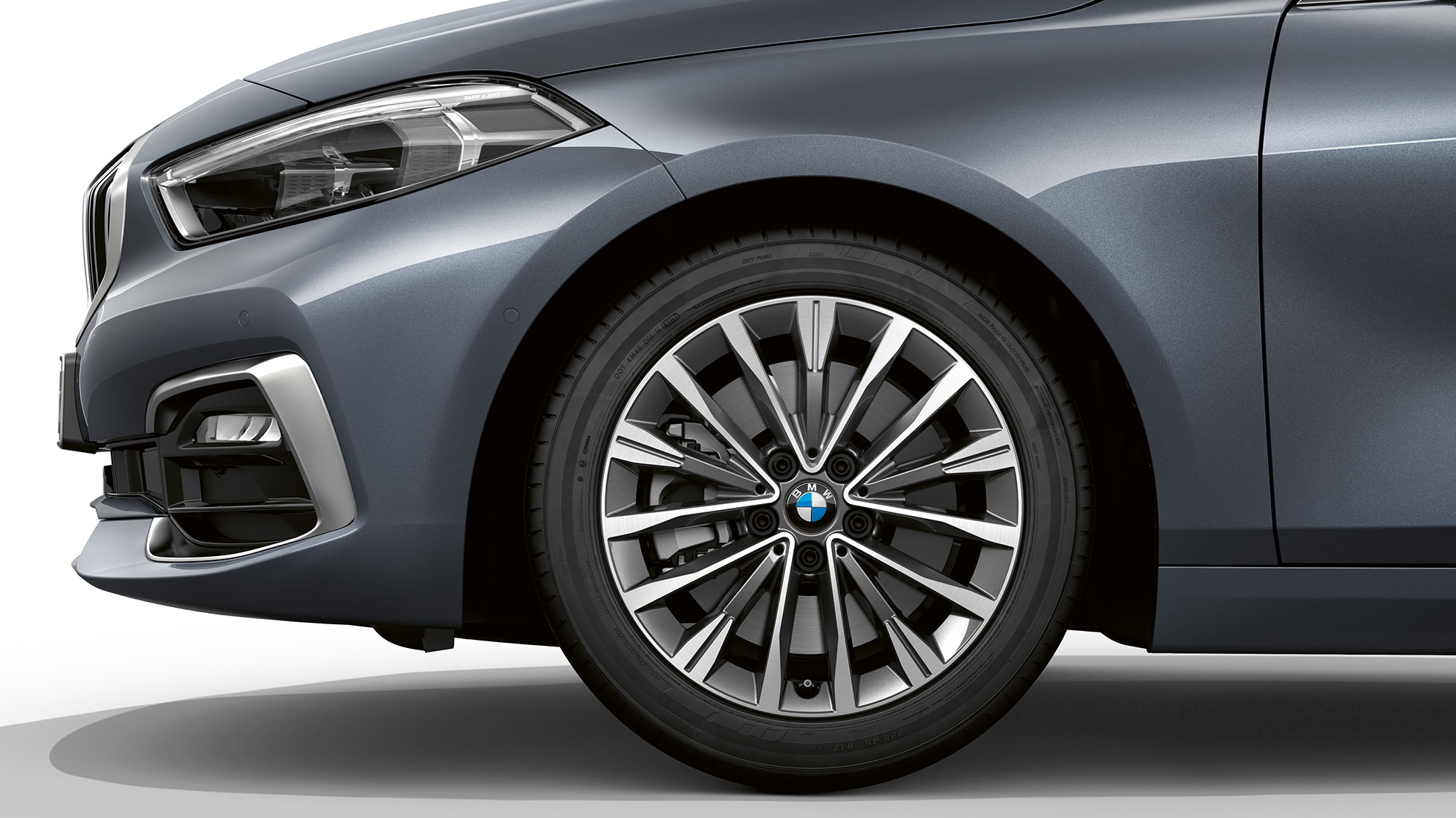 Jante din aliaj uşor de 17” Multi-spoke, tip 547. Perspectivă din lateral cu partea frontală a BMW Seria 1 Model Luxury Line în Storm Bay metalizat cu jante din aliaj uşor de 17” Multi-spoke, tip 547.