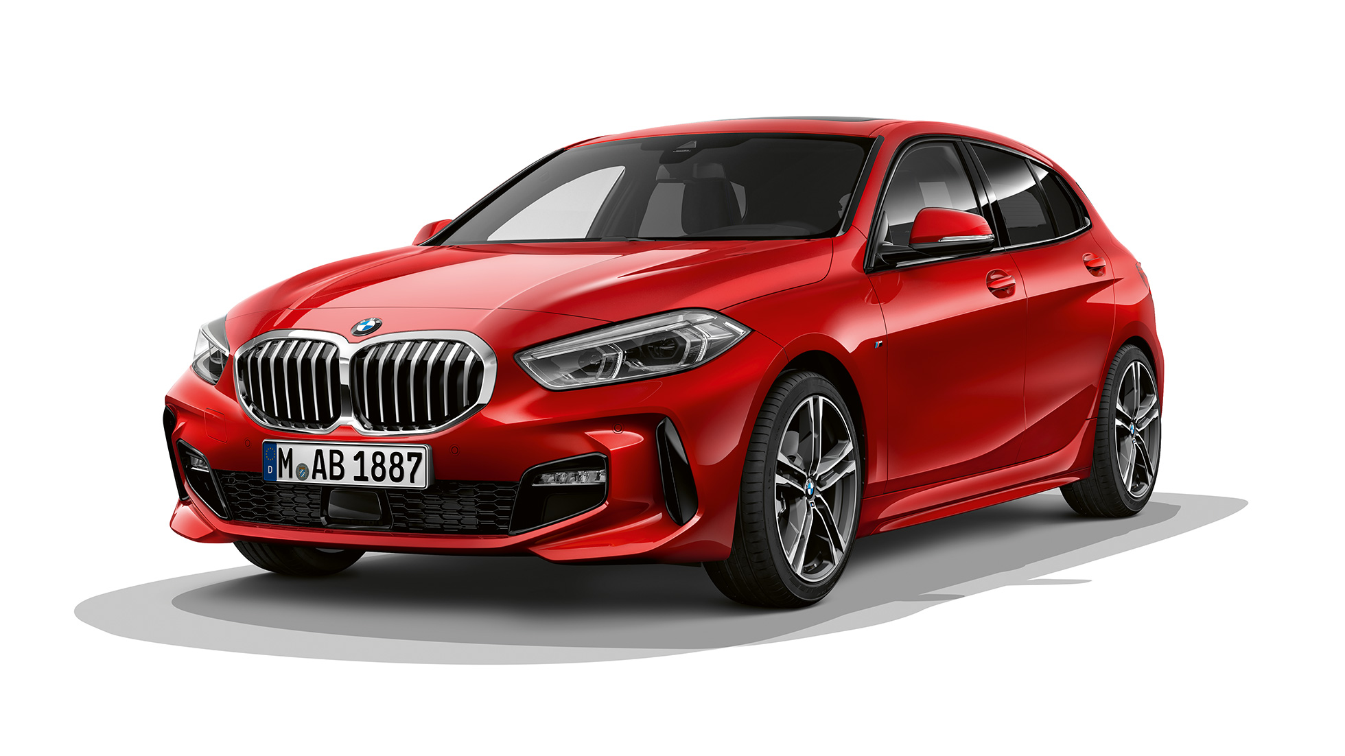 Imagine cu trei sferturi din partea frontală a BMW Seria 1 Model M Sport. Imagine de studio cu trei sferturi din partea frontală a BMW Seria 1 Model M Sport în Roşu Melbourne metalizat.