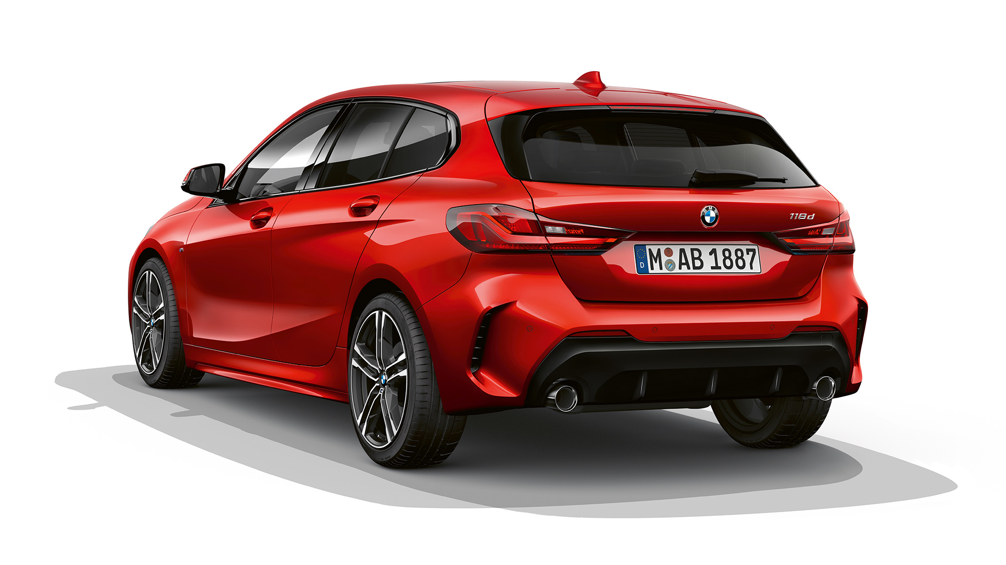 Imagine cu trei sferturi din partea spate a BMW Seria 1 Model M Sport. Imagine de studio cu trei sferturi din partea spate a BMW Seria 1 Model M Sport în Roşu Melbourne metalizat.
