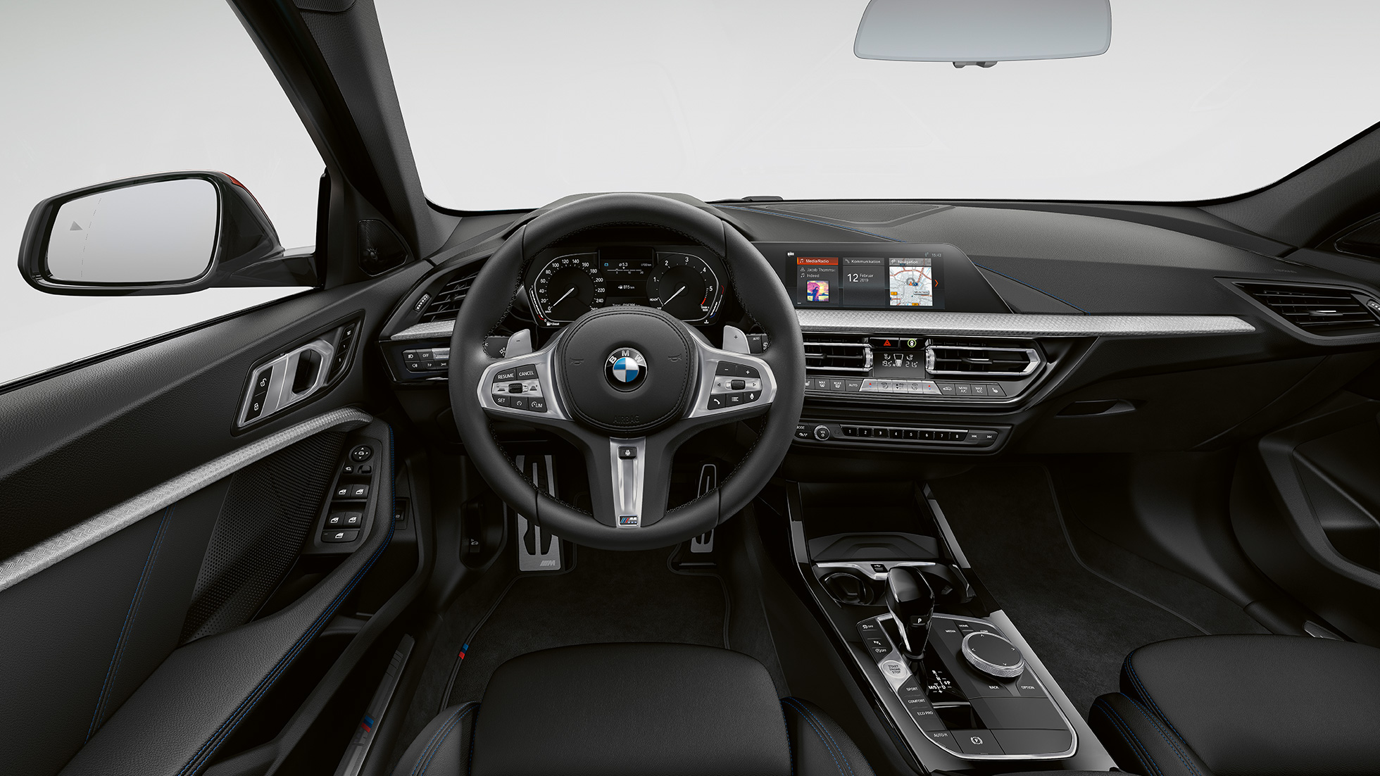 Volan M îmbrăcat în piele. Imagine cu habitaclul cu volan M îmbrăcat în piele al BMW Seria 1 Model M Sport.