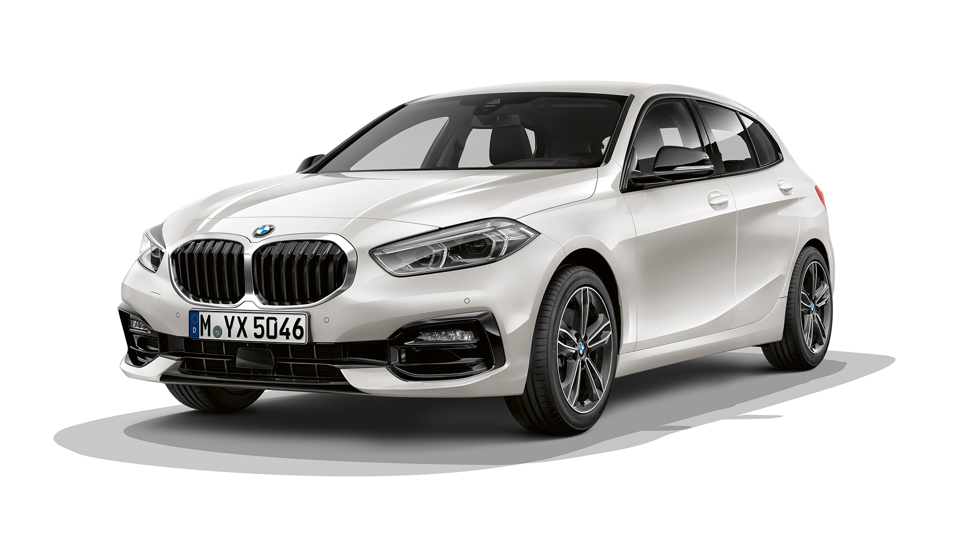 Imagine cu trei sferturi din partea frontală a BMW Seria 1 Model Sport Line. Imagine de studio cu trei sferturi din partea frontală a BMW Seria 1 Model Sport Line în Alb Mineral metalizat.