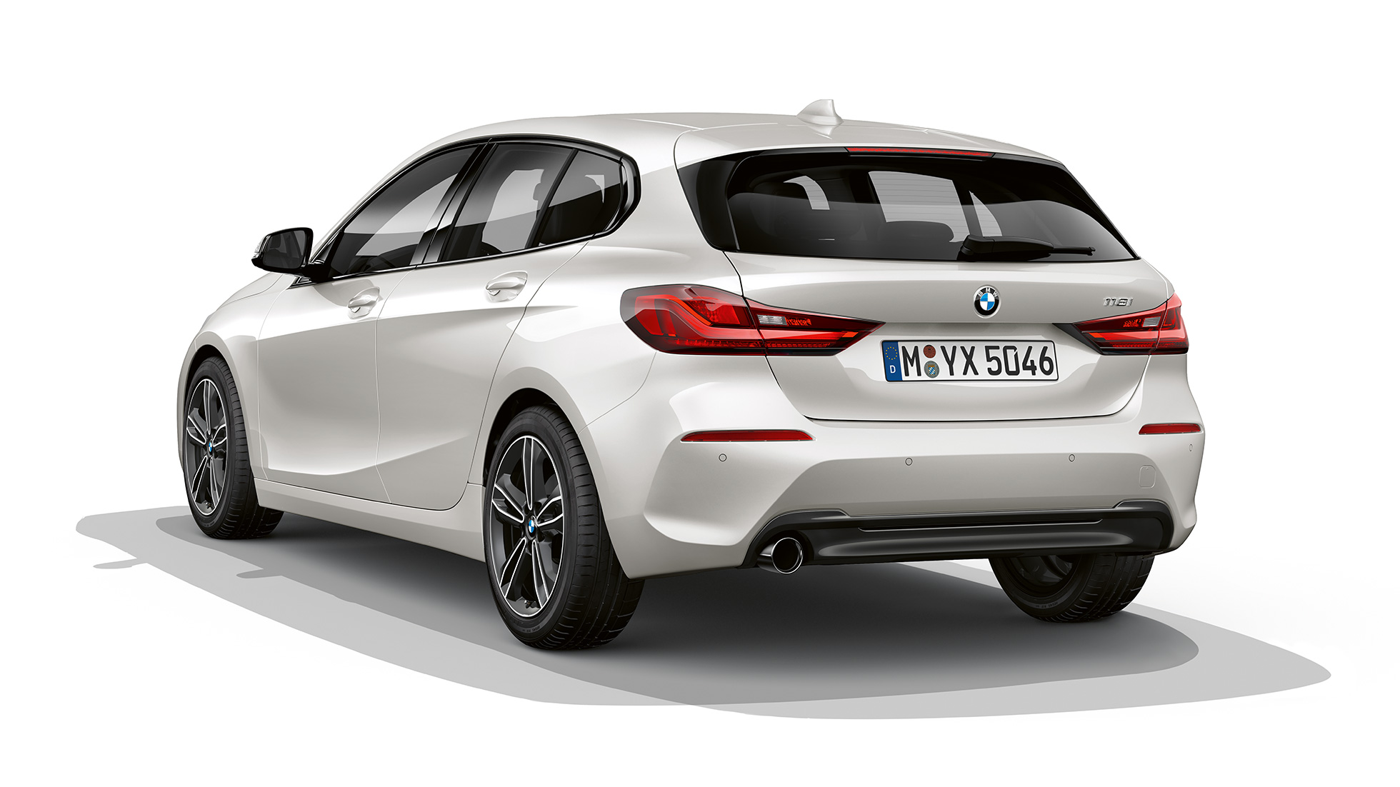Imagine cu trei sferturi din partea spate a BMW Seria 1 Model Sport Line. Imagine de studio cu trei sferturi din partea spate a BMW Seria 1 Model Sport Line în Alb Mineral metalizat.