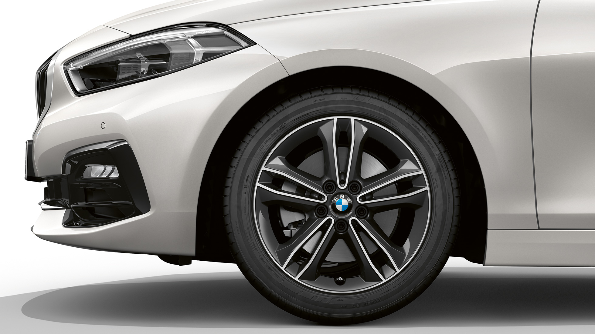 Jante din aliaj uşor de 17” Double-spoke, tip 549. Perspectivă din lateral cu partea frontală a BMW Seria 1 Model Sport Line în Alb Mineral metalizat, cu jante din aliaj uşor de 17” Double-spoke, tip 549.