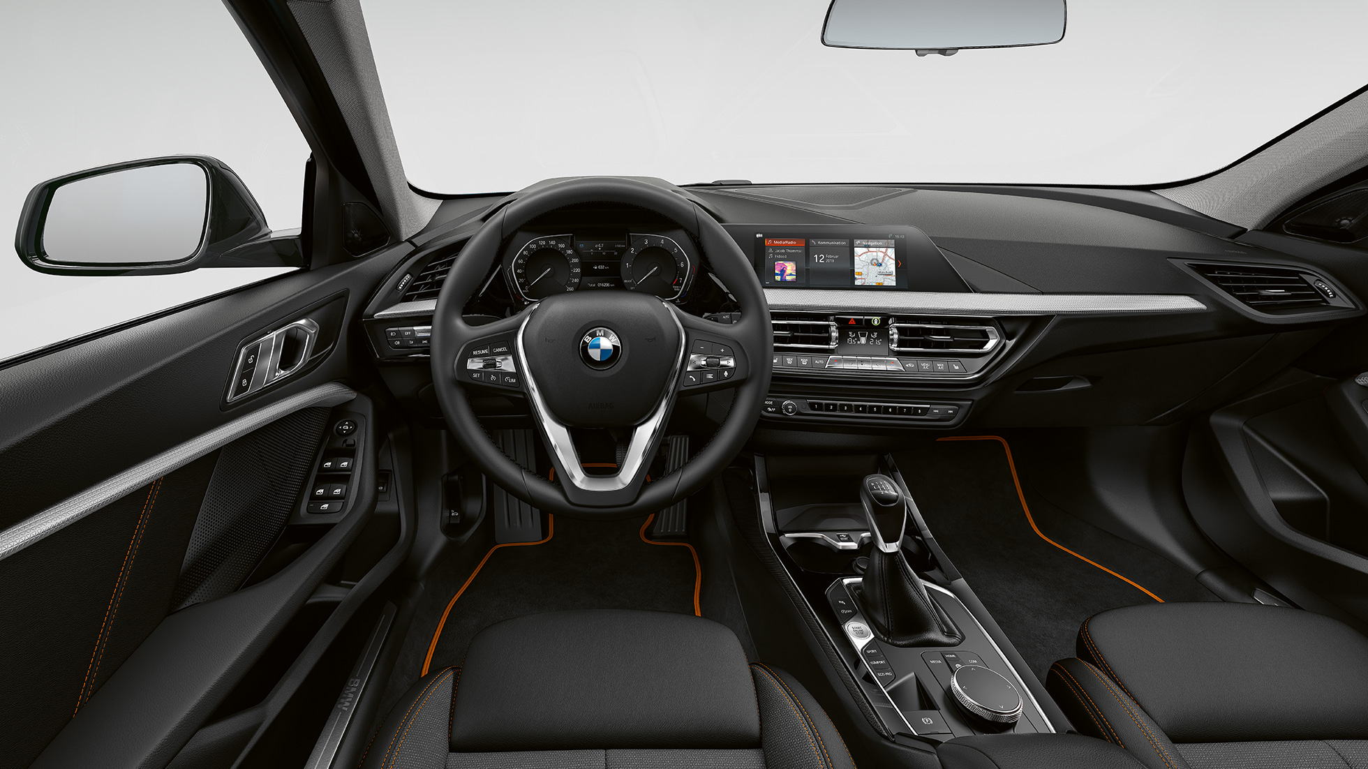 Volan Sport îmbrăcat în piele. Imagine cu habitaclul BMW Seria 1 Model Sport Line, cu volan Sport îmbrăcat în piele.