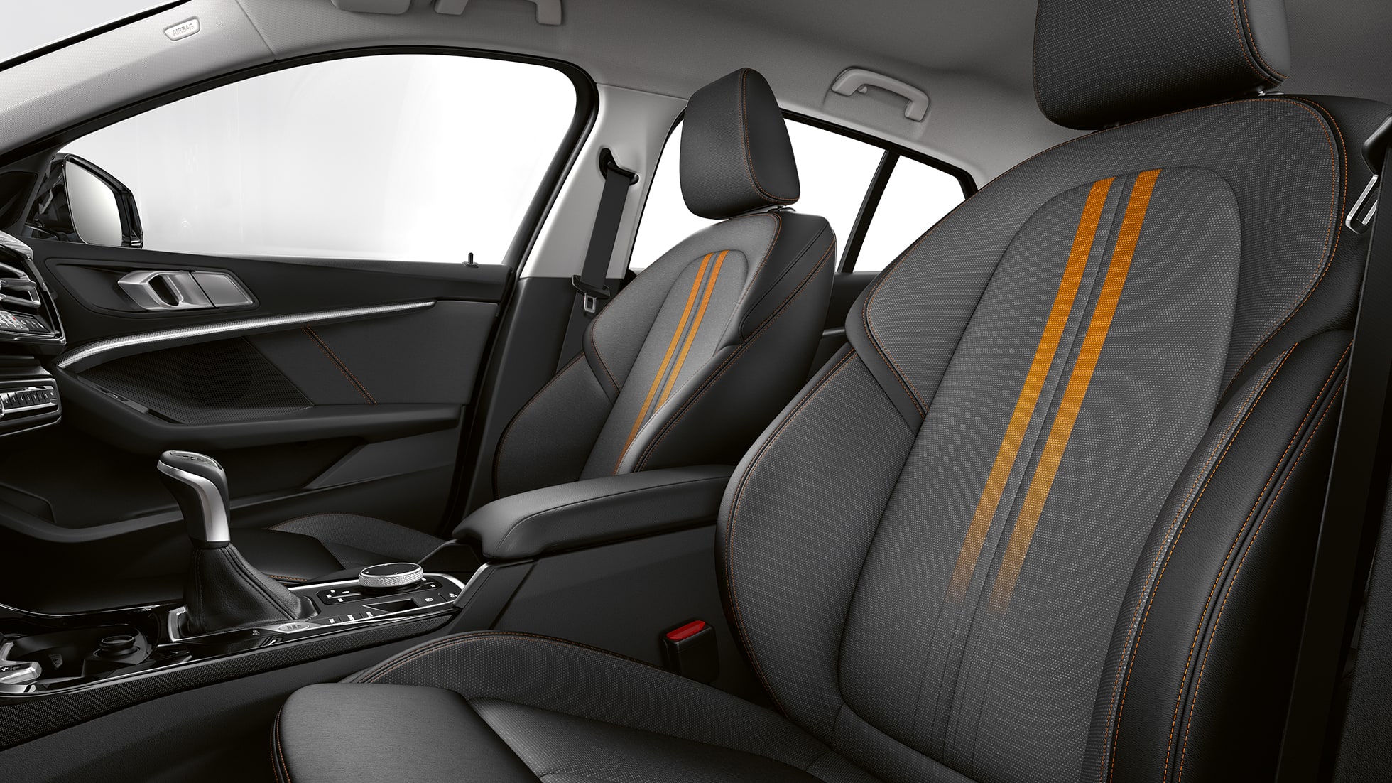 Scaune sport pentru conducătorul auto şi pasagerul faţă. Imagine cu interiorul BMW Seria 1 Model Sport Line cu scaune sport pentru conducătorul auto şi pasagerul faţă.
