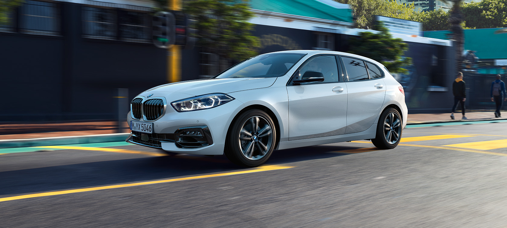 Imagine cu trei sferturi din partea laterală a BMW Seria 1 Model Sport Line. Imagine cu trei sferturi din partea laterală a BMW Seria 1 Model Sport Line în Alb Mineral metalizat, rulând.