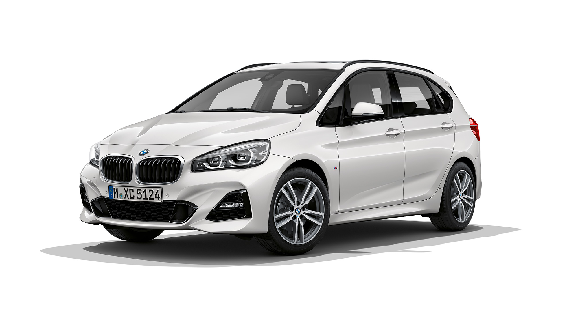 BMW Seria 2 Active Tourer, cu pachet M Sport Imagine cu trei sferturi din partea frontală a BMW 220d xDrive Active Tourer, F45, în Alb Mineral metalizat, cu pachet M Sport