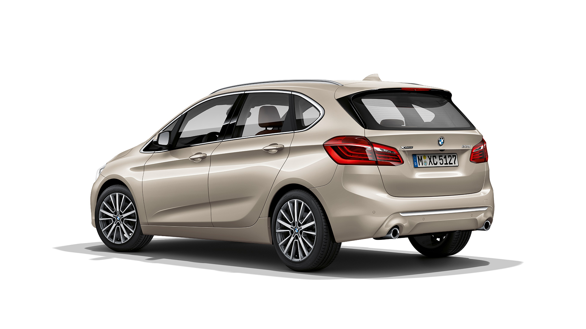 Imagine cu trei sferturi din partea spate a BMW Seria 2 Active Tourer, model Luxury Line Imagine cu trei sferturi din partea spate a BMW 225i xDrive Active Tourer, F45, în Bej Jucaro metalizat, model Luxury Line