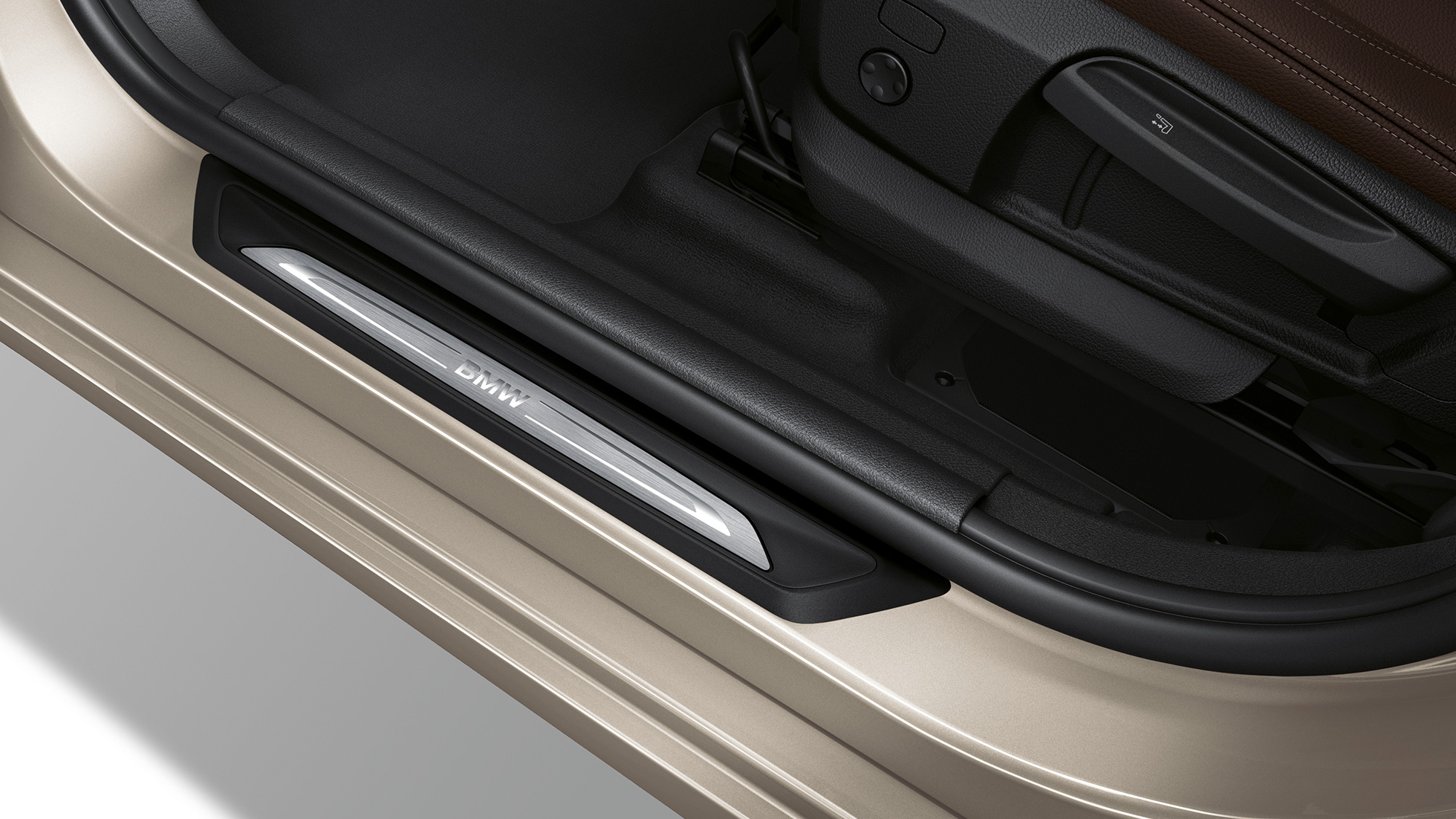 Pragurile portierelor BMW Seria 2 Active Tourer, model Luxury Line Imagine cu pragurile portierelor BMW 225i xDrive Active Tourer, F45, în Bej Jucaro metalizat, model Luxury Line