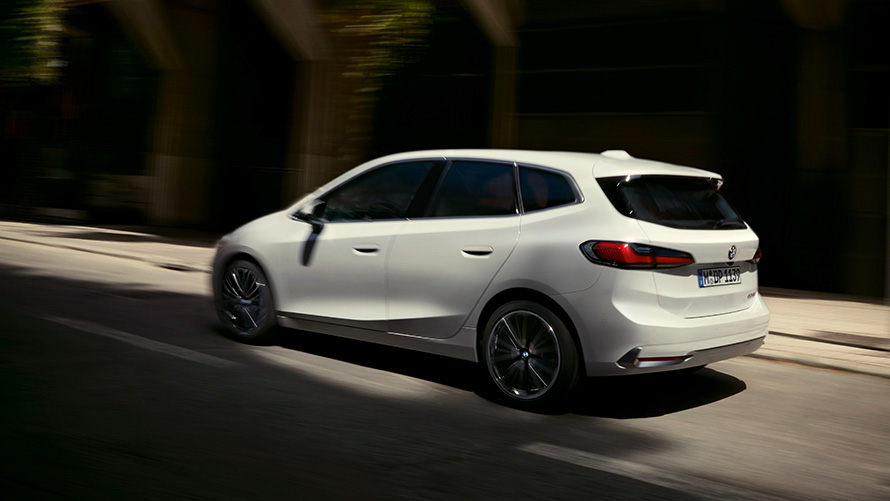 Imagine din partea laterală a unui BMW Seria 2 Active Tourer, în Alb Mineral, în mişcare