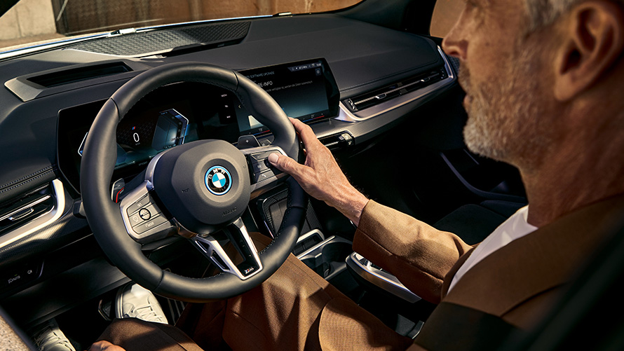 Habitaclul unui BMW Seria 2 Active Tourer, cu BMW iDrive cu sistem de operare BMW iD8