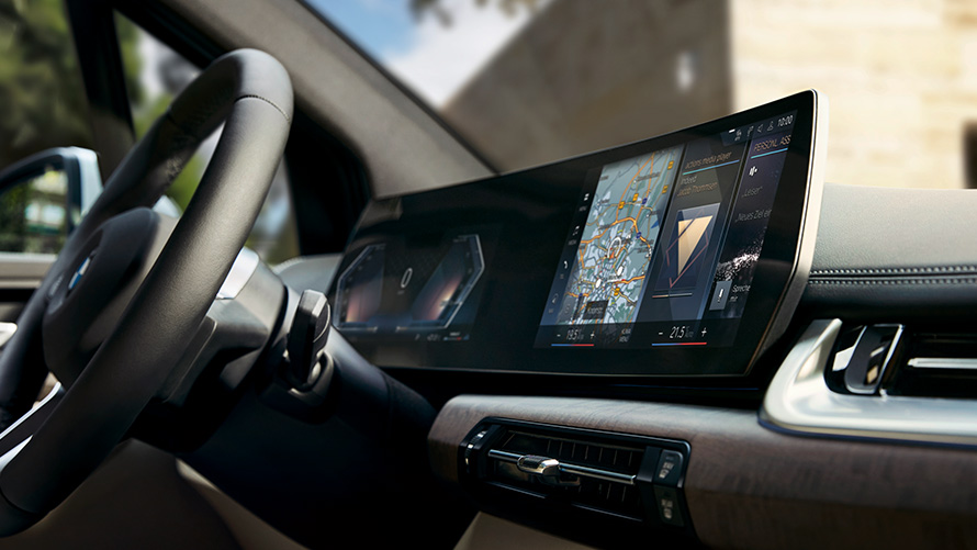 Imagine în prim plan cu ecranul curbat BMW cu BMW iDrive şi sistem de operare BMW iD8 din BMW Seria 2 Active Tourer