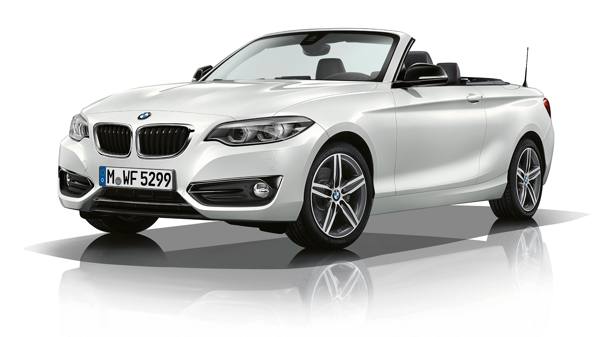 Imagine cu trei sferturi din partea frontală a BMW Seria 2 Cabriolet, Model Sport Line Imagine cu trei sferturi din partea frontală a BMW Seria 2 Cabriolet, Model Sport Line