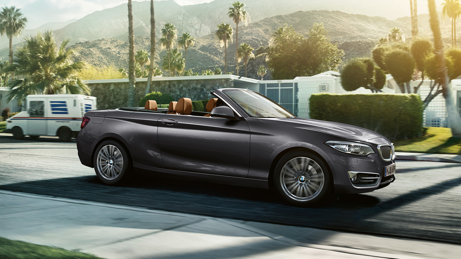 Imagine din lateral cu BMW Seria 2 Cabriolet rulând Imagine din lateral cu BMW Seria 2 Cabriolet rulând