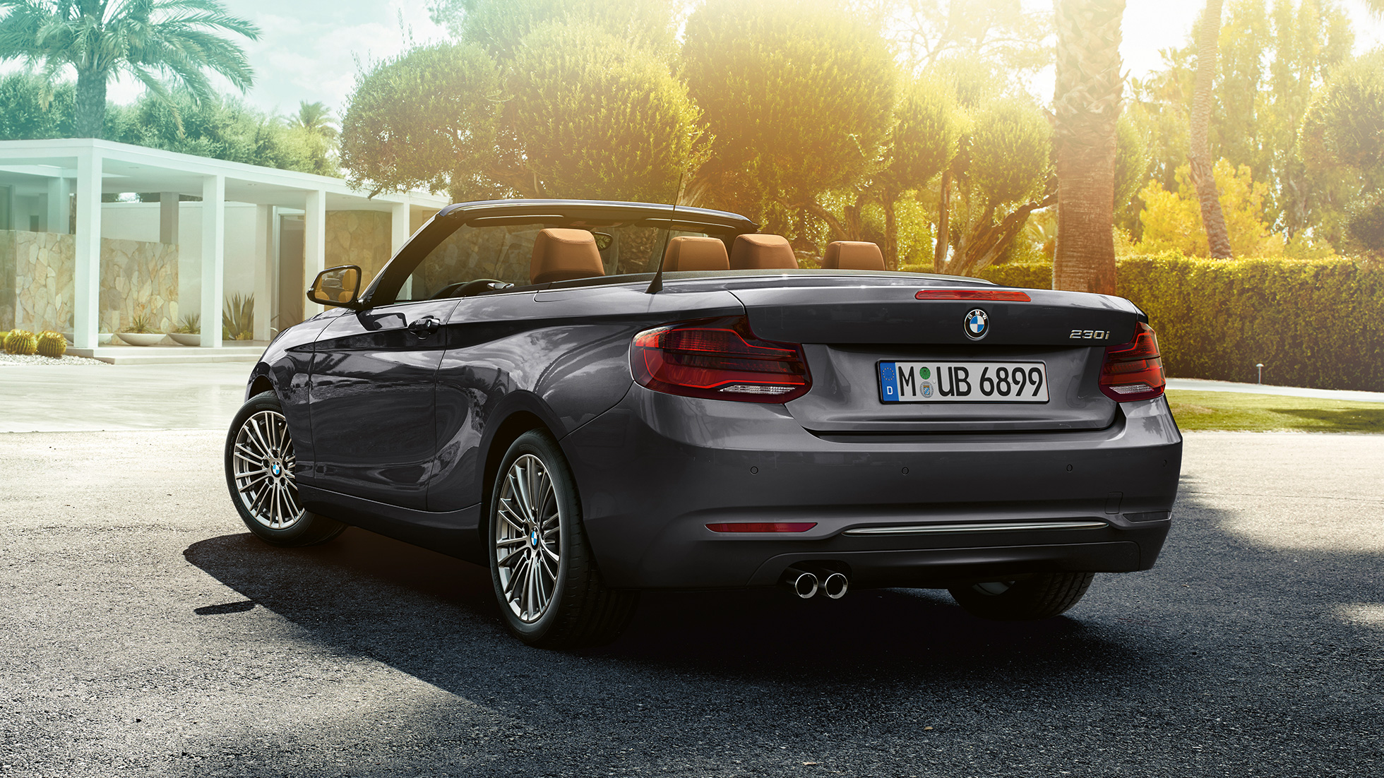 Imagine cu trei sferturi din partea spate a BMW Seria 2 Cabriolet Imagine cu trei sferturi din partea spate a BMW Seria 2 Cabriolet