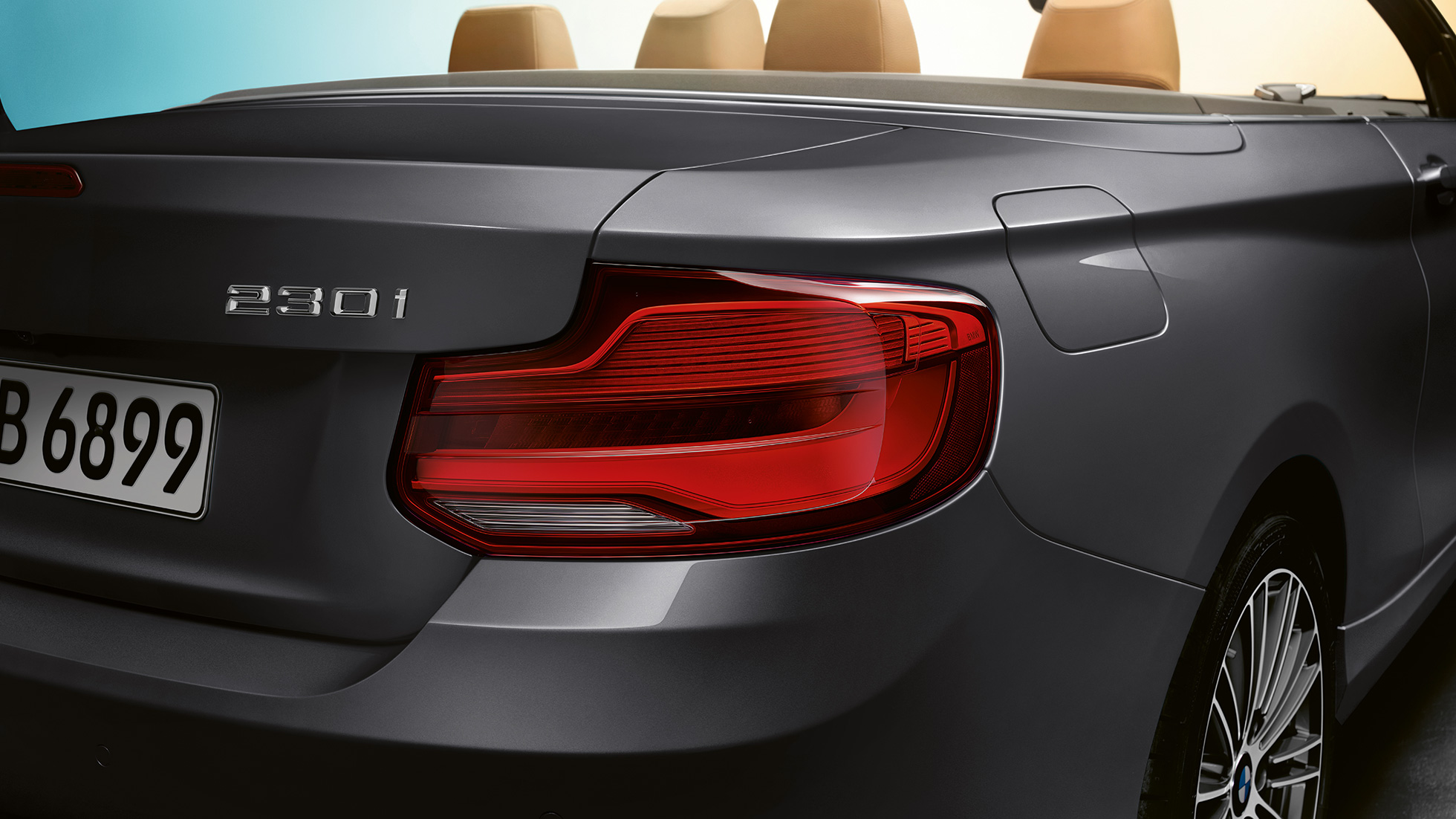 Inscripţionare denumire model în partea spate a BMW Seria 2 Cabriolet Inscripţionare denumire model în partea spate a BMW Seria 2 Cabriolet