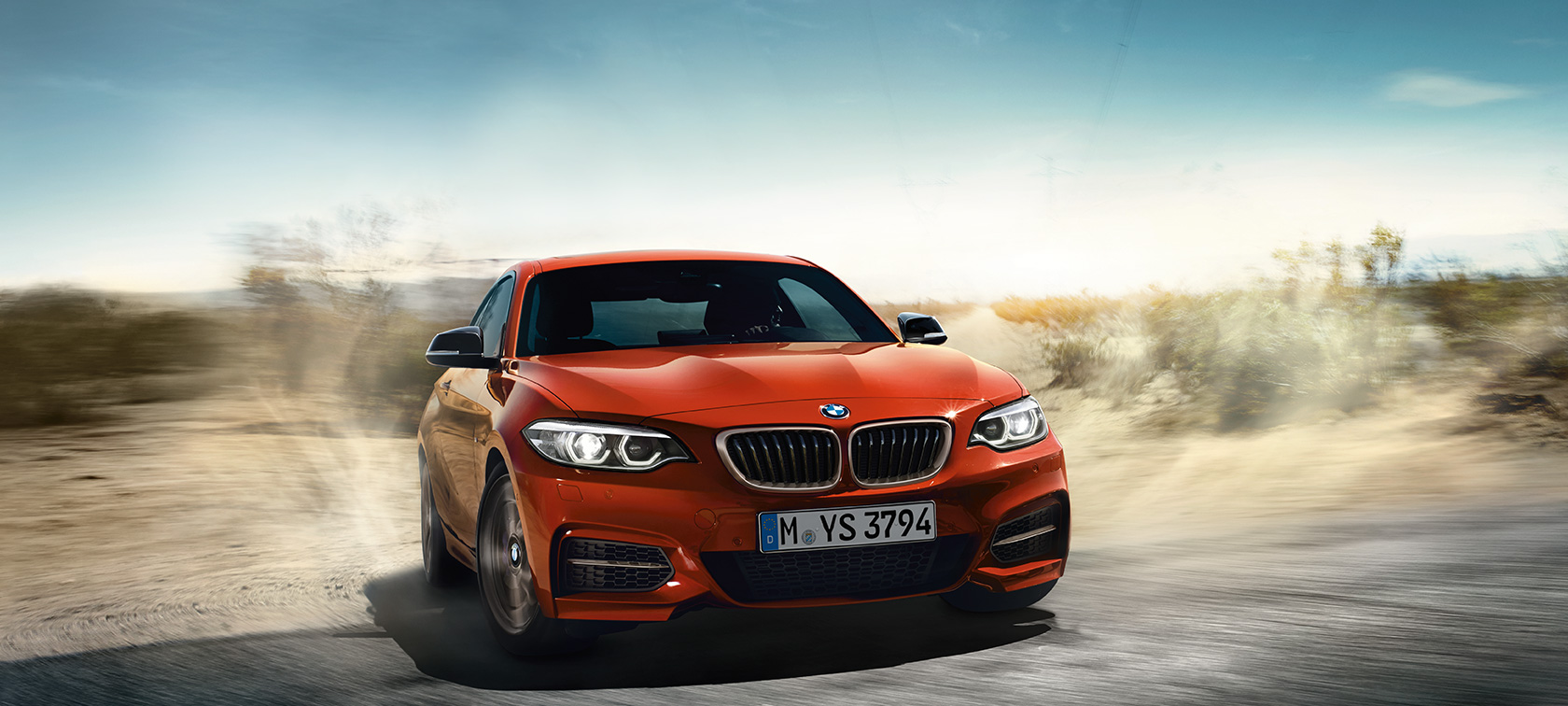 Imagine cu BMW Seria 2 Coupé rulând în mod dinamic Imagine cu BMW Seria 2 Coupé rulând în mod dinamic