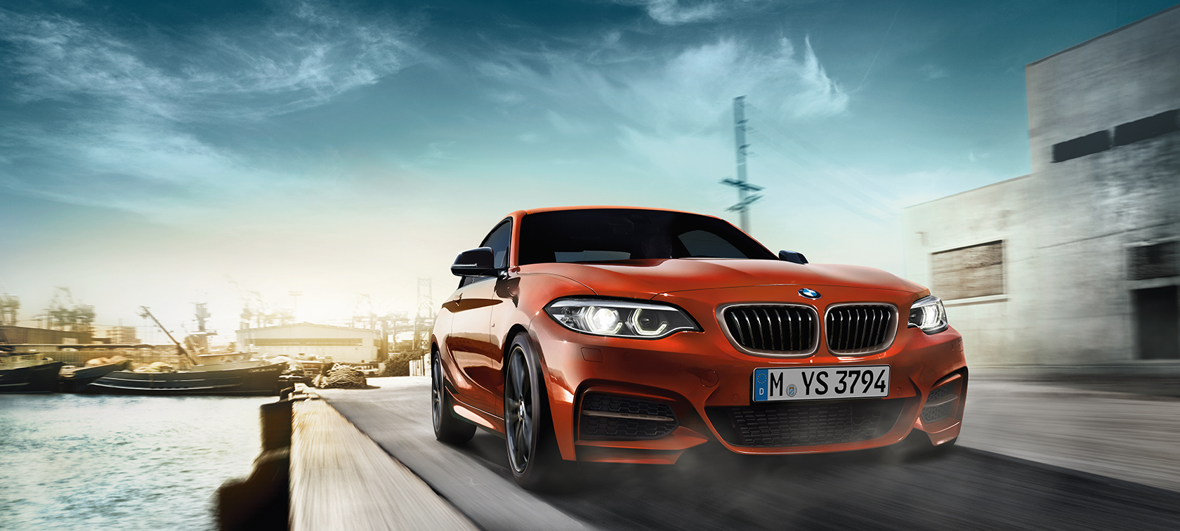 Imagine cu trei sferturi din partea frontală a BMW Seria 2 Coupé rulând Imagine cu trei sferturi din partea frontală a BMW Seria 2 Coupé rulând