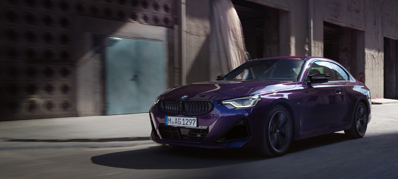 Imagine cu trei sferturi din partea frontală a BMW Seria 2 Coup&eacute; G42 2024 Thundernight, rul&acirc;nd