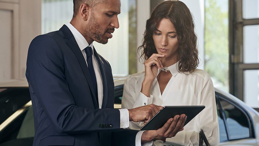 BMW Service angajat ajut&acirc;nd clientul