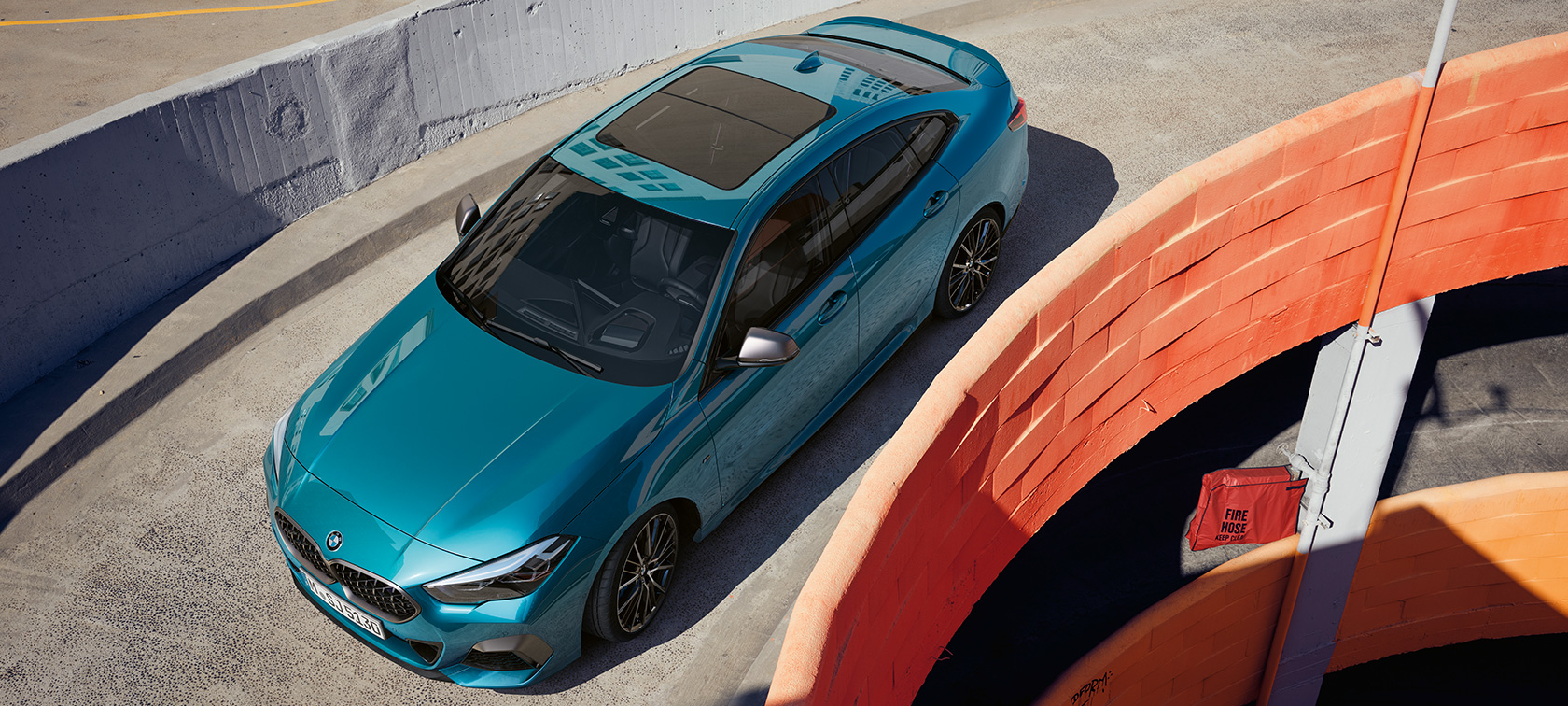 Plafonul panoramic al BMW Seria 2 Gran Coupé Imagine de sus cu plafonul panoramic al BMW Seria 2 Gran Coupé, în Albastru Snapper Rocks metalizat, F44