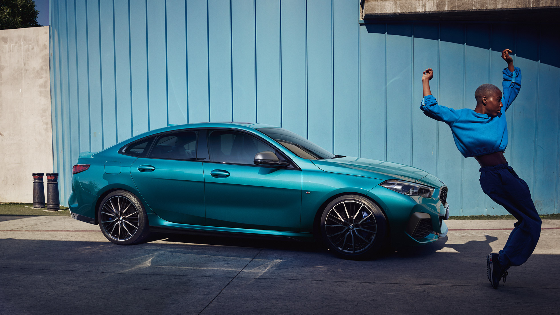 Silueta coupé a BMW Seria 2 Gran Coupé Imagine din lateral cu silueta coupé a BMW Seria 2 Gran Coupé, în Albastru Snapper Rocks, F44, 2020