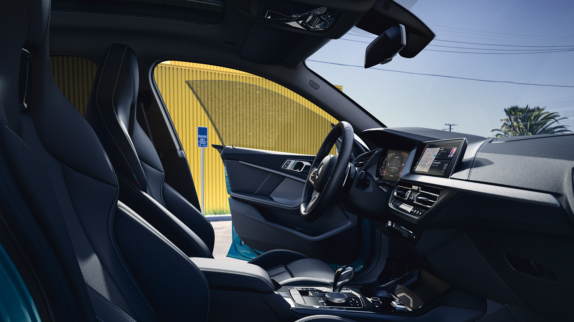 Habitaclul orientat spre conducătorul auto al BMW Seria 2 Gran Coupé Imagine din interior cu habitaclul orientat spre conducătorul auto al BMW Seria 2 Gran Coupé, F44, 2020