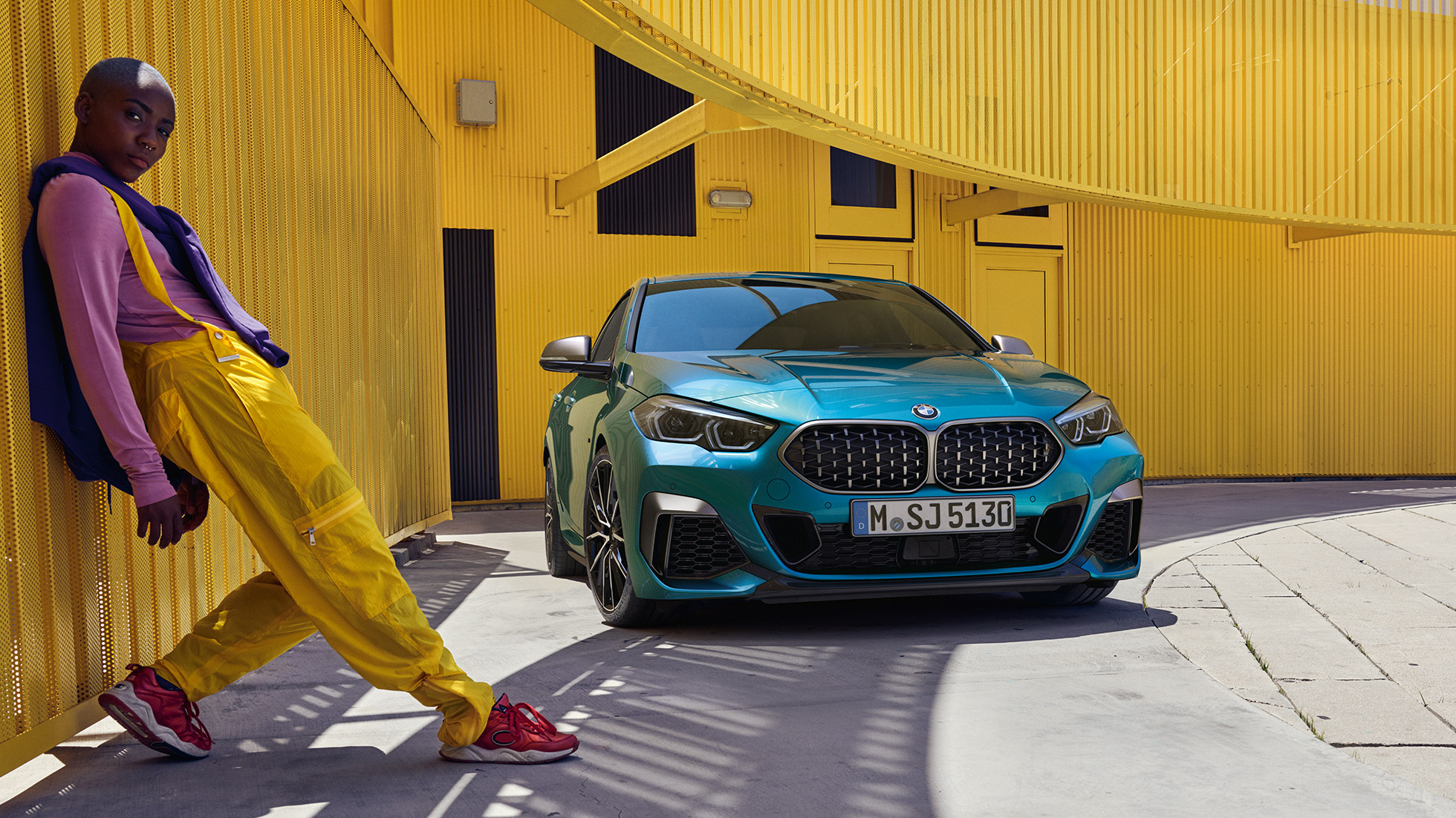 Partea frontală a BMW Seria 2 Gran Coupé Imagine în prim-plan cu grila dublă cu design „Mesh” a BMW Seria 2 Gran Coupé, în Albastru Snapper Rocks metalizat, F44