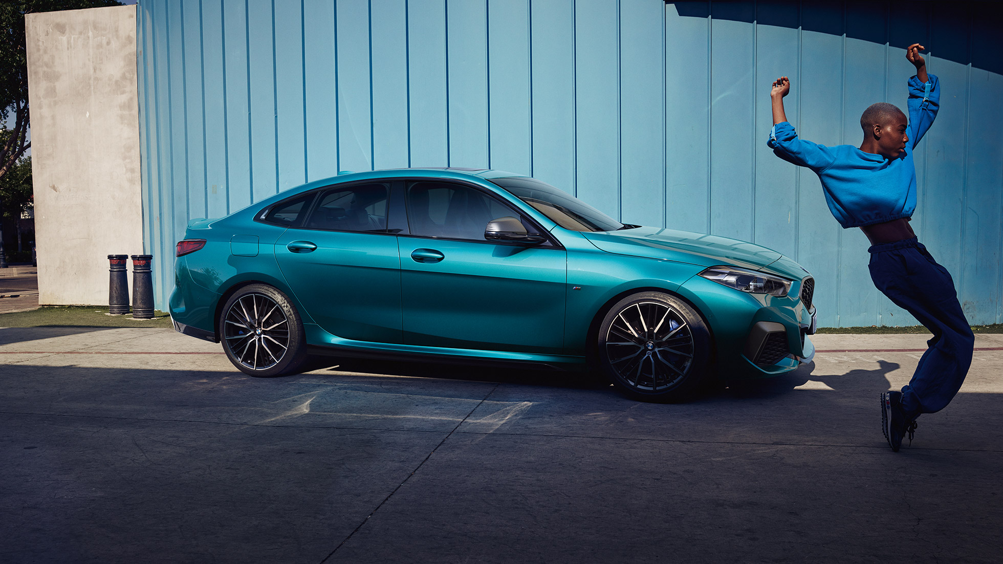 Silueta seducătoare coupé a BMW Seria 2 Gran Coupé Imagine din lateral cu silueta coupé a BMW Seria 2 Gran Coupé, în Albastru Snapper Rocks metalizat, F44