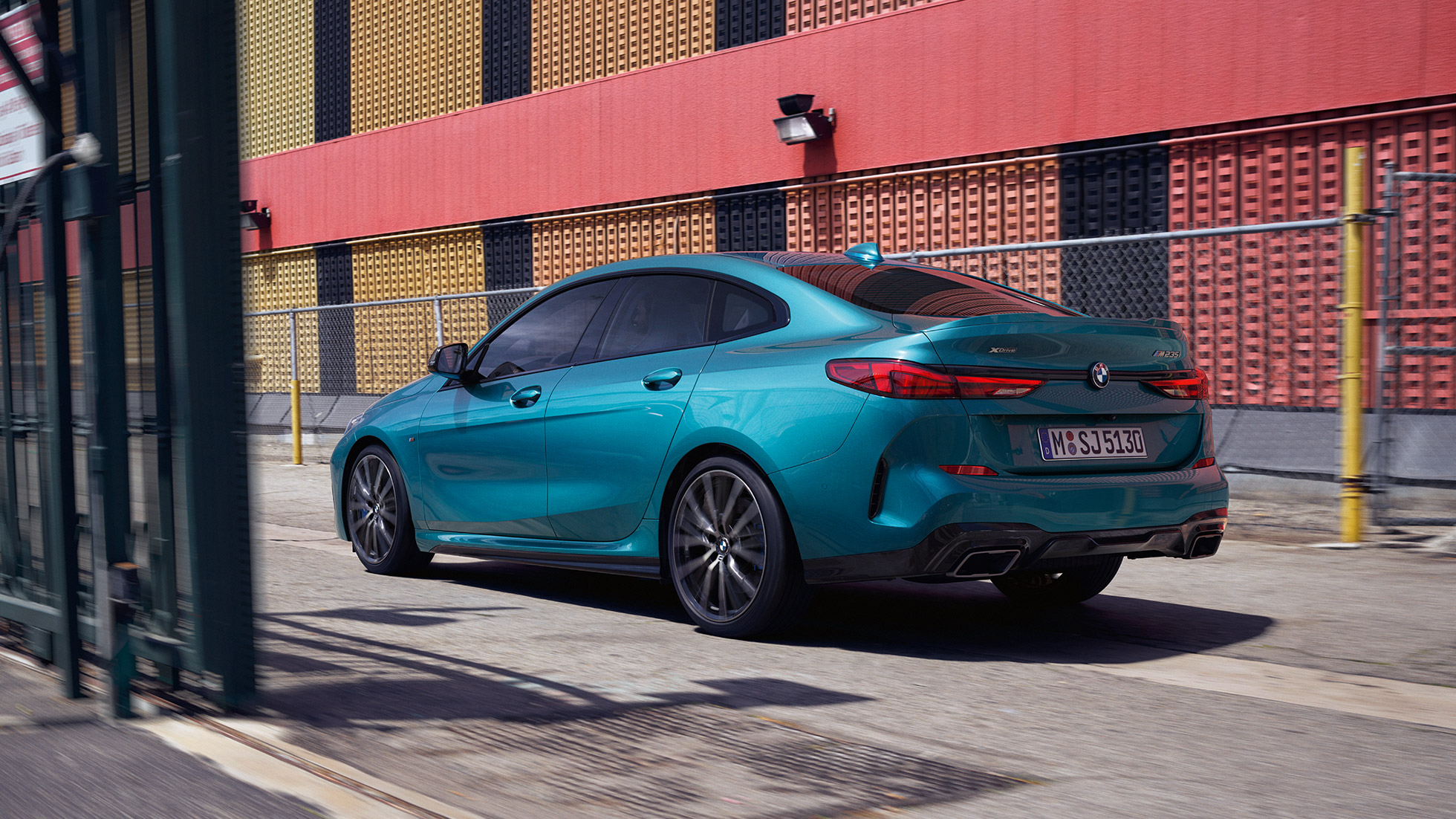 Designul avangardist al BMW Seria 2 Gran Coupé Imagine din partea laterală cu designul avangardist al BMW Seria 2 Gran Coupé, în Albastru Snapper Rocks metalizat, F44