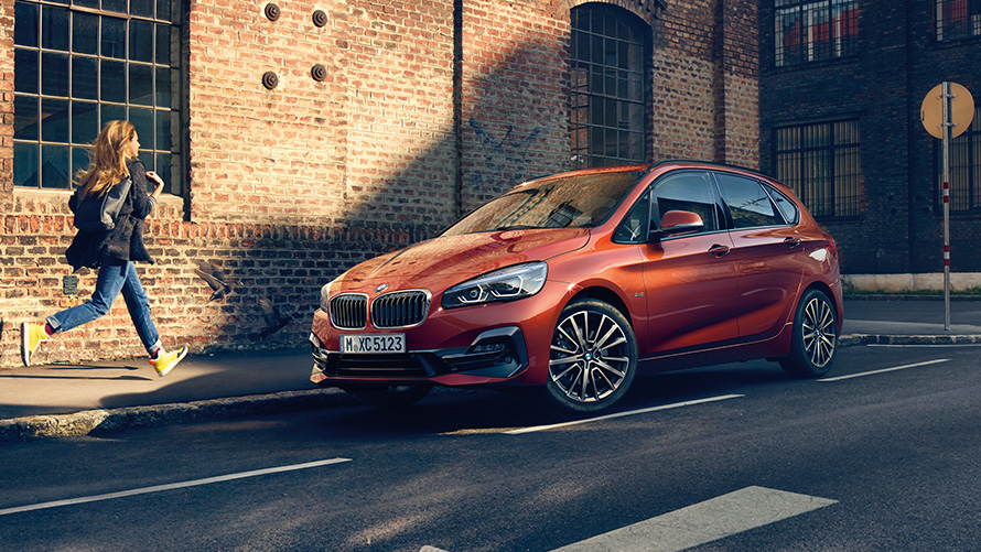 Imagine cu trei sferturi din partea laterală a BMW Seria 2 Active Tourer F45 rulând pe stradă BMW Seria 2, imagine cu trei sferturi din partea laterală a BMW Seria 2 Active Tourer F45 rulând pe stradă