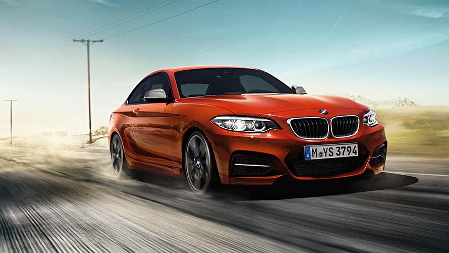 Imagine cu trei sferturi din partea frontală a BMW Seria 2 Coupé F22 rulând pe stradă BMW Seria 2, imagine cu trei sferturi din partea frontală a BMW Seria 2 Coupé F22 rulând pe stradă