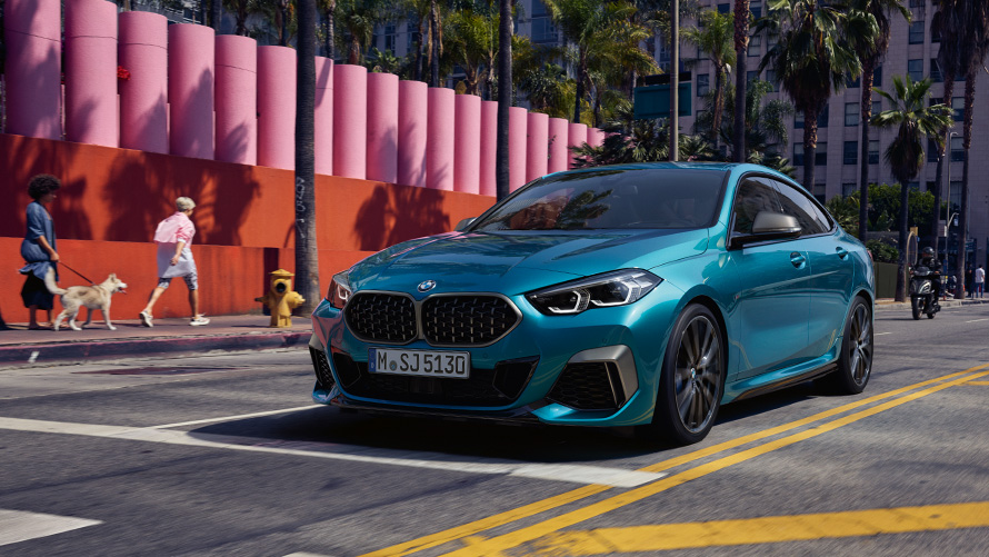 Imagine cu trei sferturi din partea frontală a BMW Seria 2 Gran Coupé F44 rulând pe stradă BMW Seria 2, imagine cu trei sferturi din partea frontală a BMW Seria 2 Gran Coupé F44 rulând pe stradă