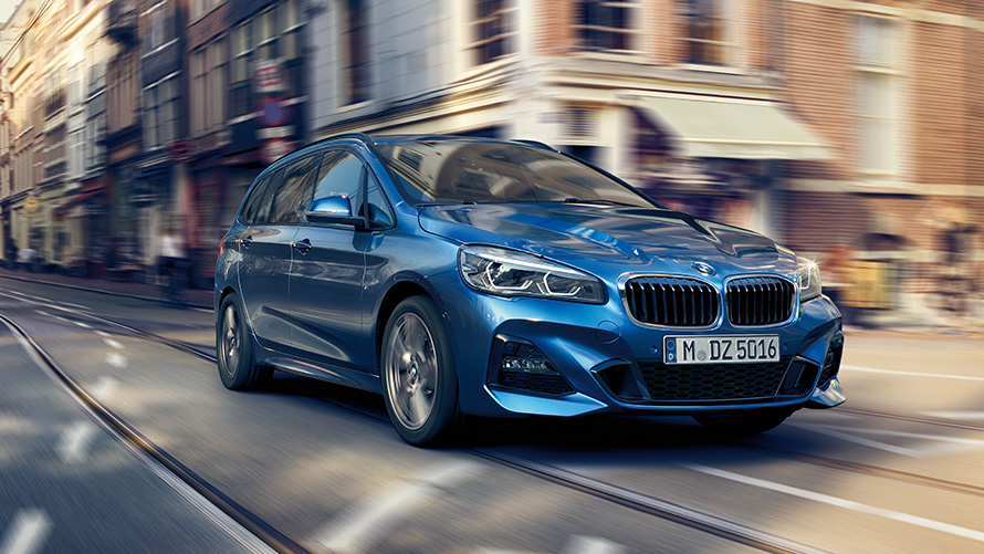 Imagine cu trei sferturi din partea frontală a BMW Seria 2 Gran Tourer F46 rulând pe stradă BMW Seria 2, imagine cu trei sferturi din partea frontală a BMW Seria 2 Gran Tourer F46 rulând pe stradă