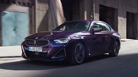 BMW Seria 2, imagine cu trei sferturi din partea frontală a BMW Seria 2 Coupé G42 rulând pe stradă