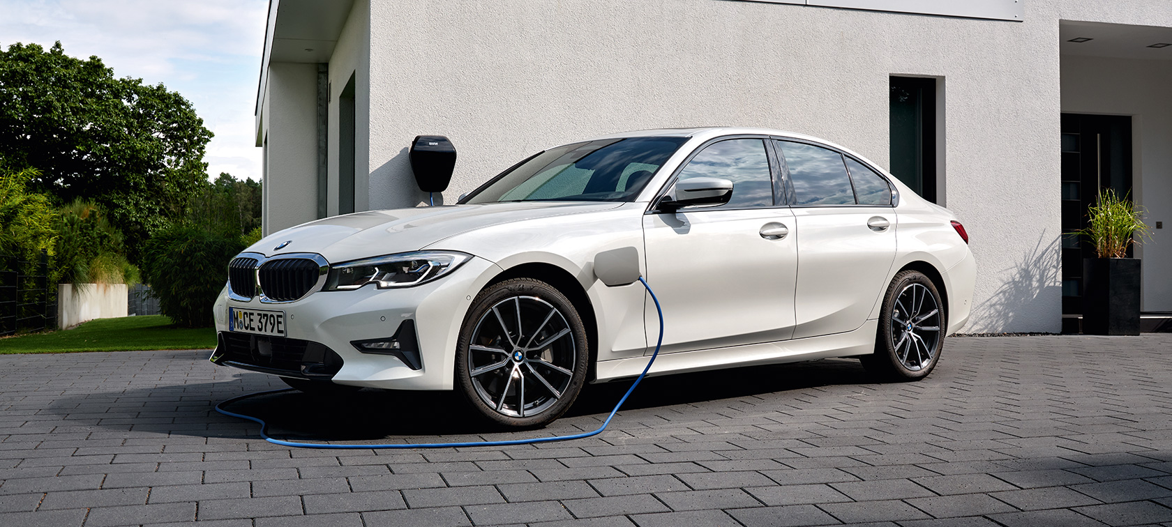 Imagine cu trei sferturi din partea laterală a unui BMW Seria 3 Sedan plug-in hybrid Imagine cu trei sferturi din partea laterală a unui BMW Seria 3 Sedan plug-in hybrid