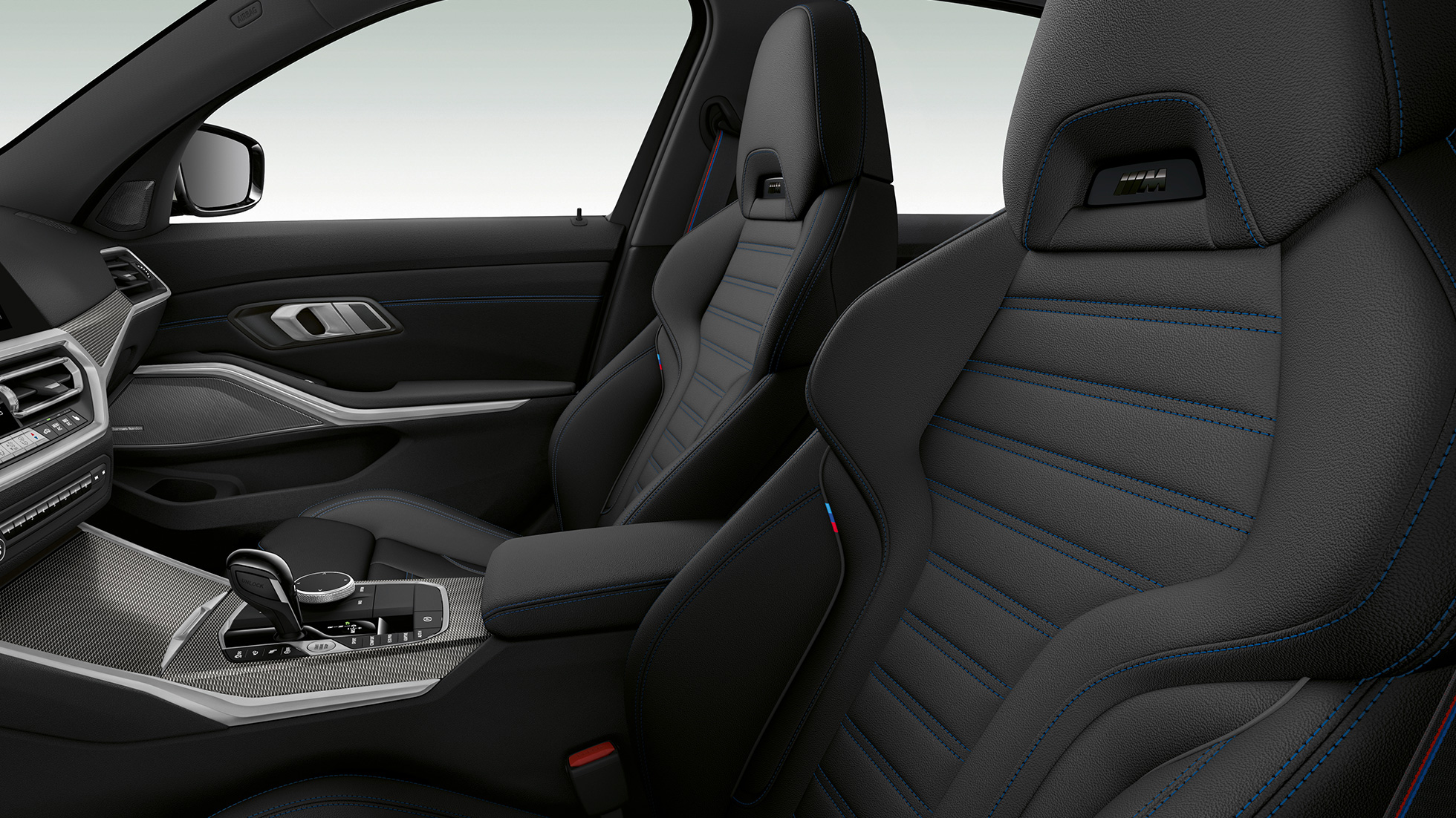 Scaunele faţă ale BMW Seria 3 Sedan model M Sport. Imagine laterală în prim-plan cu scaunele faţă ale BMW Seria 3 Sedan echipat cu modelul M Sport.