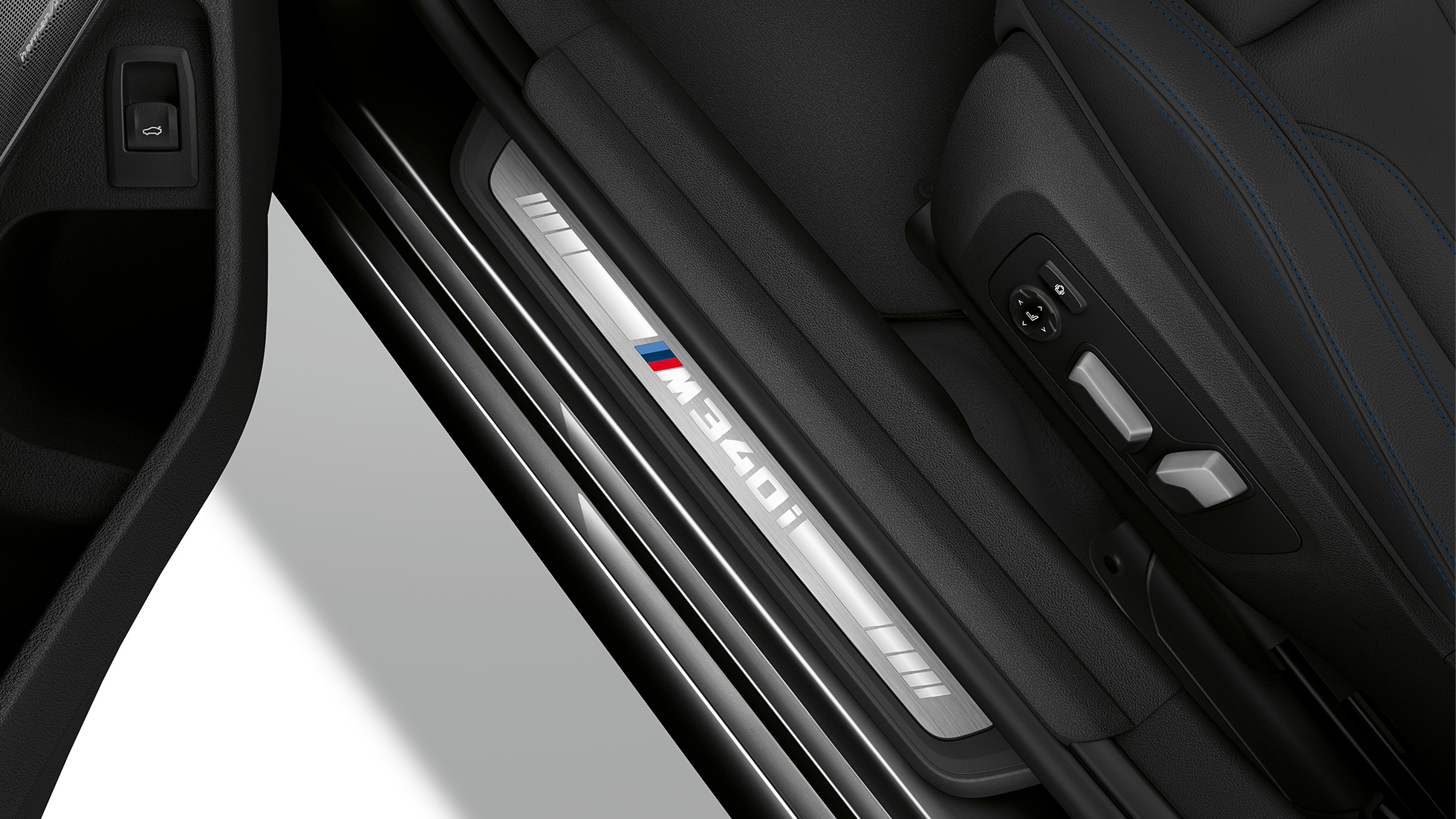 Prag portiereă M340i xDrive, BMW Seria 3 Sedan. Imagine de sus a pragurilor portierelor ale BMW Seria 3 M340i xDrive Sedan.