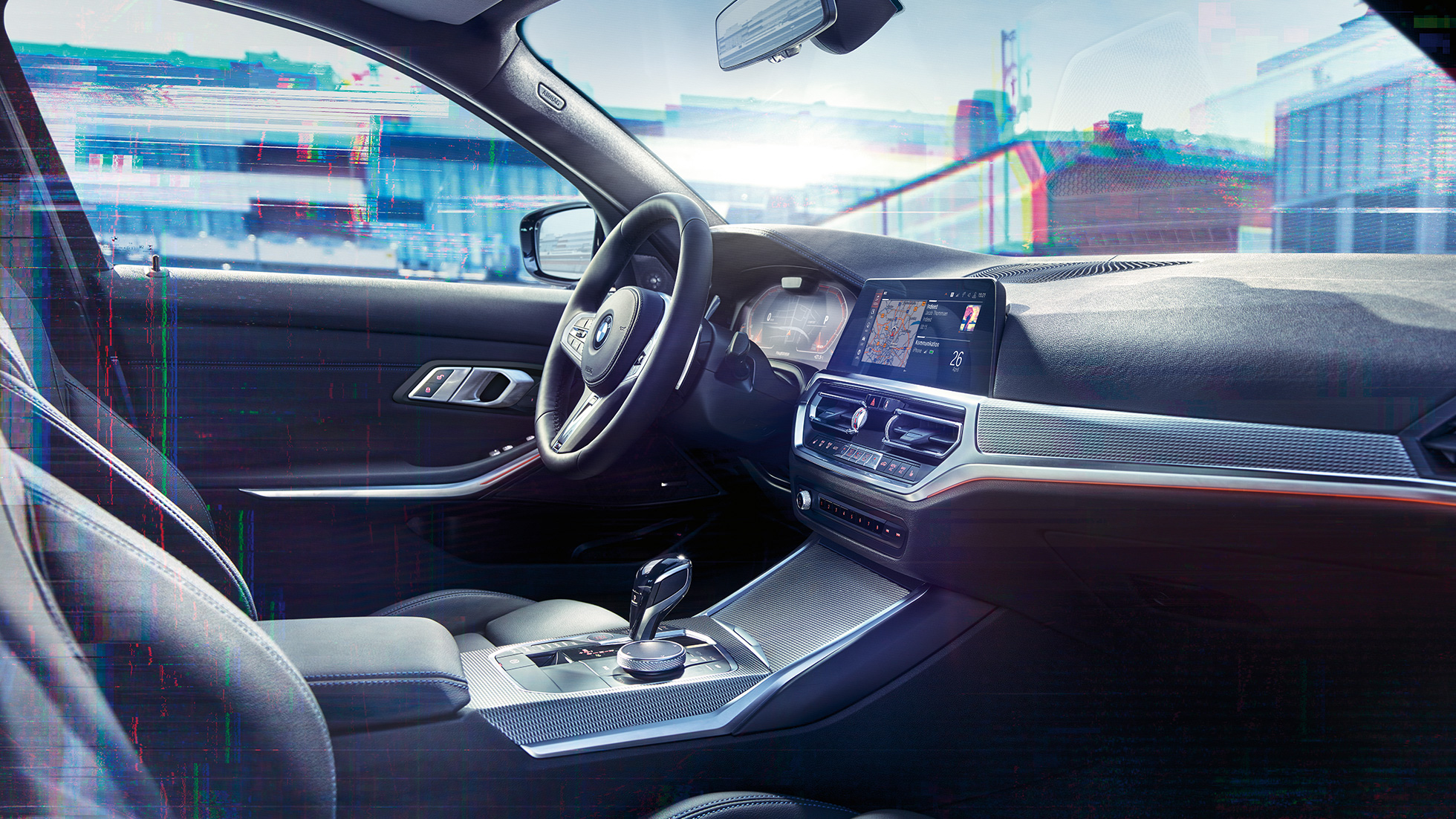 Panoul de instrumente M al BMW Seria 3 Sedan. Imagine în prim-plan cu interiorul BMW Seria 3 Sedan cu perspectivă din lateral asupra unei părţi din habitaclu şi din panoul de instrumente cu afişaj specific M.