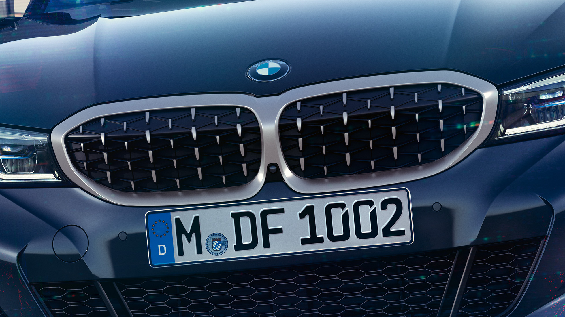 Grila dublă BMW din BMW Seria 3 Sedan. Imagine frontală în prim-plan cu grila dublă BMW cu design în formă de mesh din BMW Seria 3 Sedan M340i xDrive.