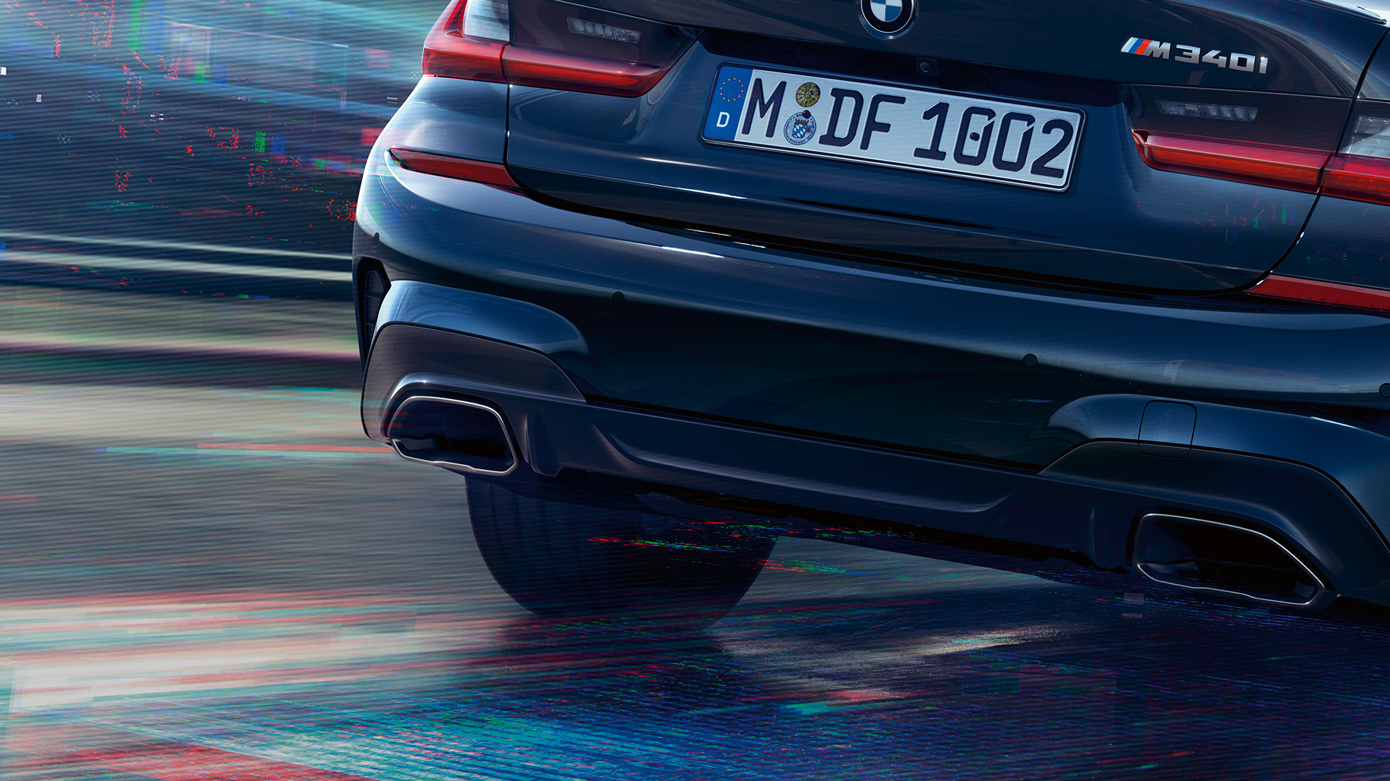 Ţevile de eşapament M ale BMW Seria 3 Sedan. Imagine în prim-plan cu partea spate a BMW Seria 3 Sedan cu ţevi de eşapament specifice M în Gri Cerium metalizat.