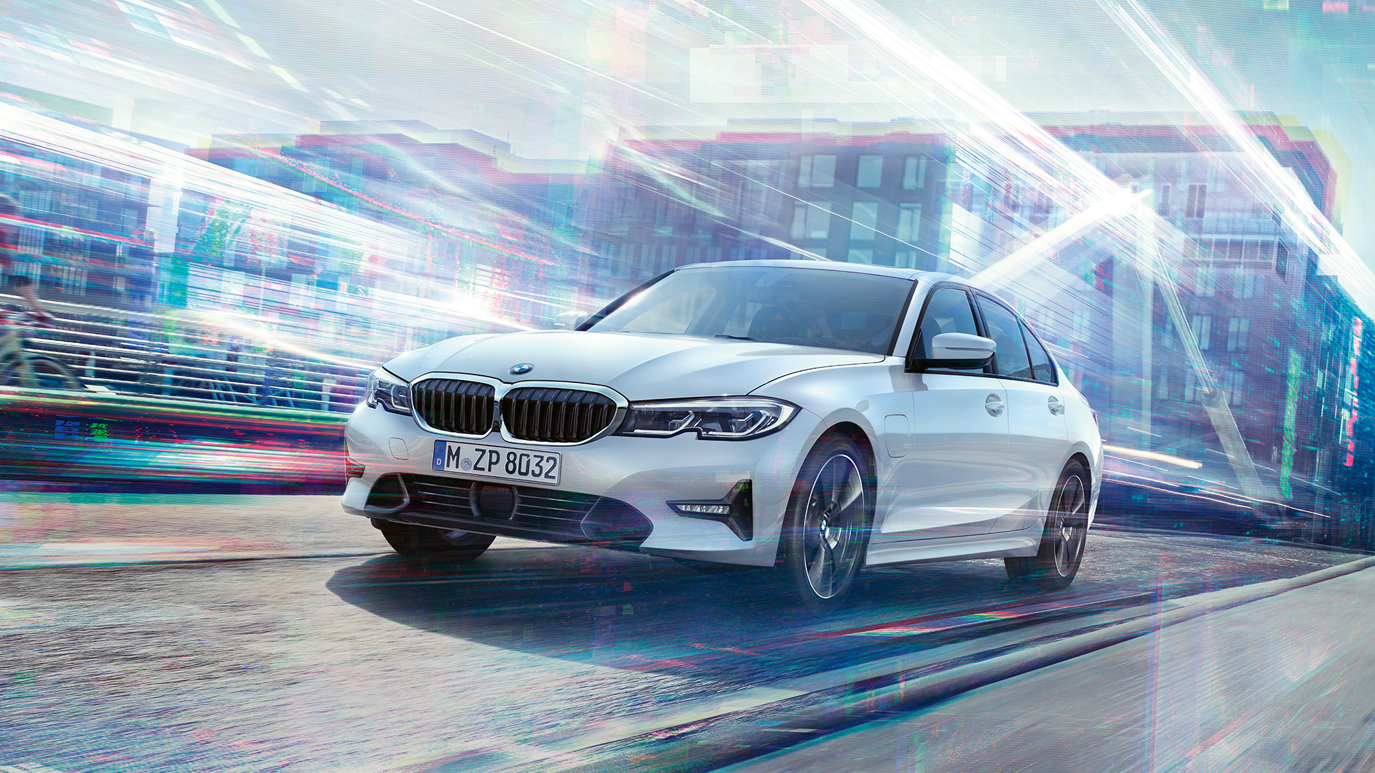 Modelul 330e al BMW Seria 3 Sedan rulând. BMW Seria 3 Sedan 330e rulând într-un peisaj urban.